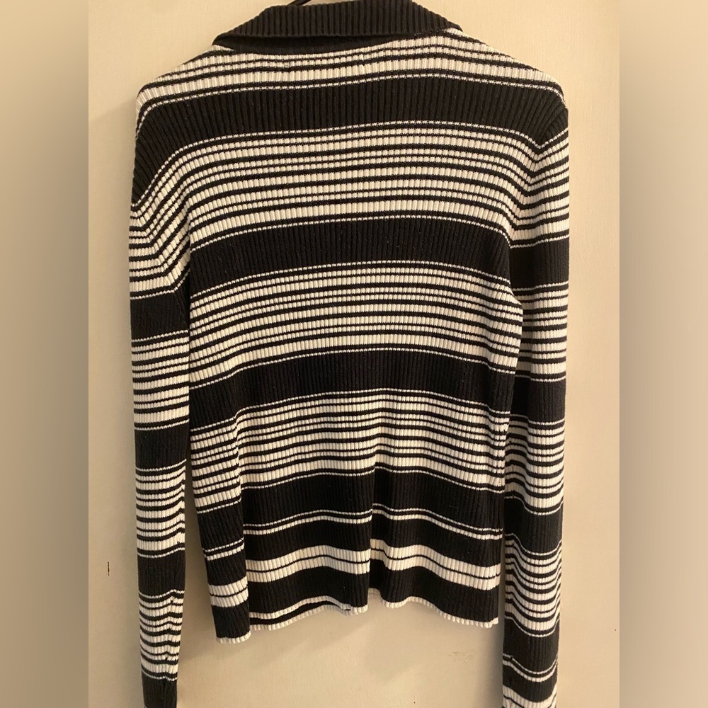 🟢 Clearance- Tommy Hilfiger sweater V neck size Large NWT - Picture 2 of 4